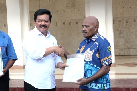 Menteri ATR bagikan sertifikat 'door-to-door' hingga ke Rumah Ibadah