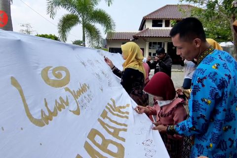 Membatik khas Karanganyar di kain sepanjang 100 meter