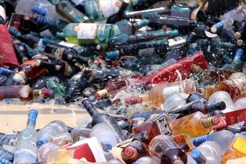 Oditur Militer musnahkan senjata api & minuman berakohol ilegal