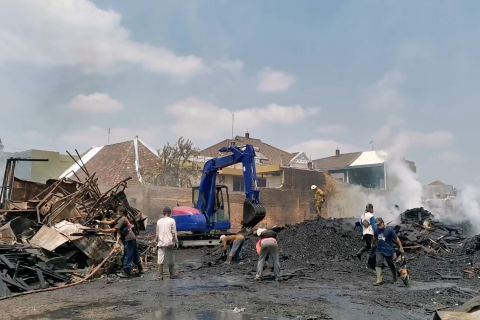 Petugas lakukan upaya pendinginan di lokasi kebakaran gudang rosok