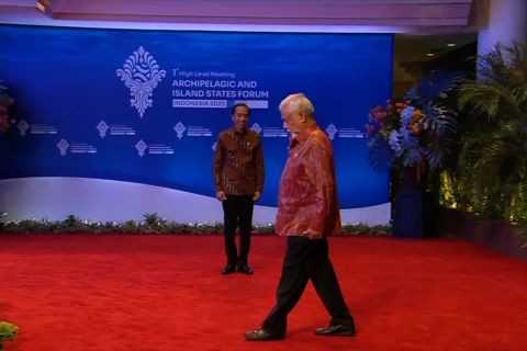 PM Xanana Gusmao melucu dengan baris-berbaris di depan Presiden Jokowi