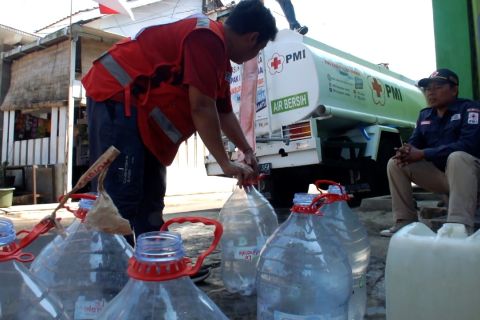 PMI Jember distribusikan 260.000 liter air bersih ke masyarakat