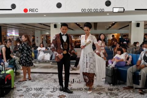 Saat busana batik motif lawasan diperagakan di ruang tunggu bandara