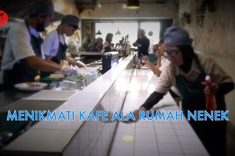 Menikmati kafe ala rumah nenek
