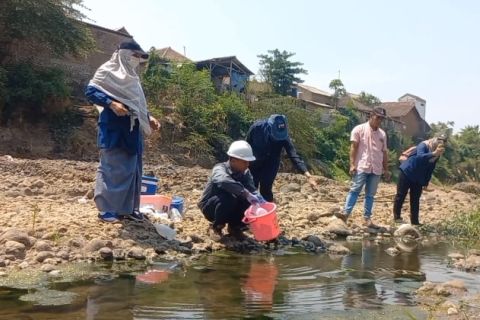 Respon keluhan warga, DLH Jatim uji air Sungai Welang Pasuruan