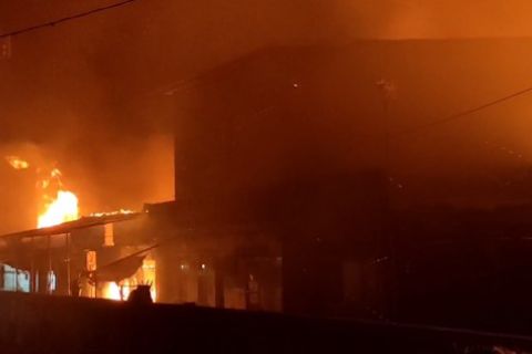 Kebakaran gudang rosok merembet ke belasan rumah warga di Surakarta