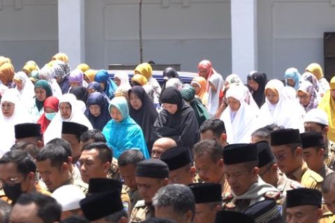 Musim kemarau berkepanjangan, ribuan ASN Bandung gelar shalat Istisqa