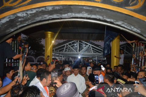 Anies Baswedan ziarah ke makam Syekh Burhanuddin