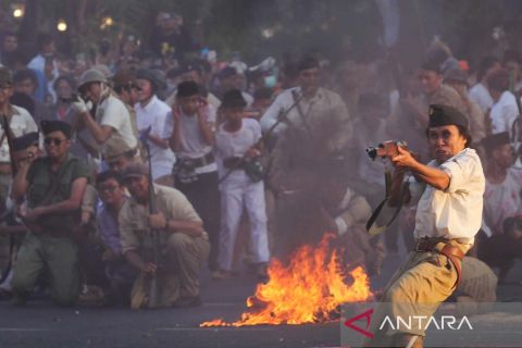 Drama teatrikal saat parade Surabaya juang