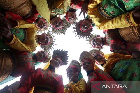 Warna-warni pawai budaya Pekan Kebudayaan Aceh