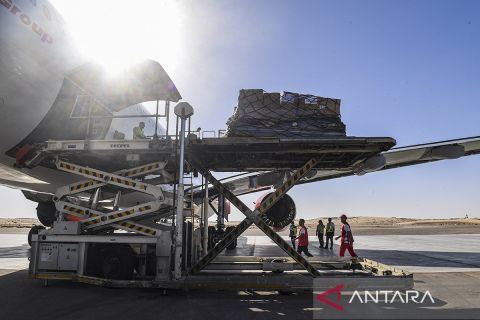 Melihat proses penurunan bantuan Indonesia untuk Palestina setibanya di Mesir