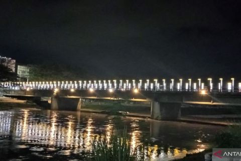 Jembatan 1 Kota Palu menghiasi malam dengan kilauan spektakuler