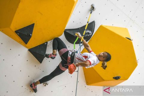 Aksi pemanjat tebing putri di final IFSC Climbing Asian Qualifier