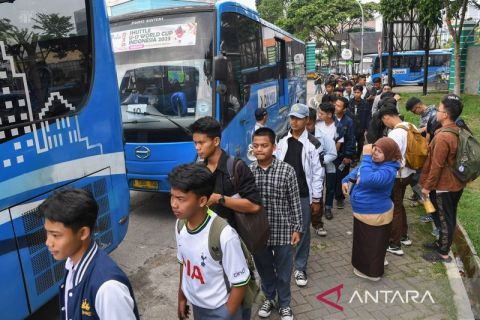 Antusiasme penonton Piala Dunia U-17 naik shuttle bus gratis
