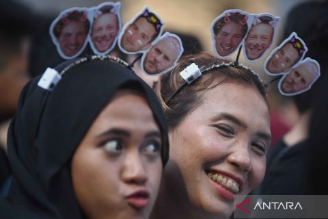Antusias penonton konser Coldplay di Jakarta