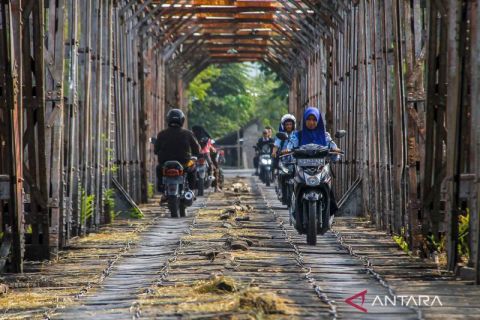 Jembatan bekas rel kereta api peninggalan Belanda di Tuban