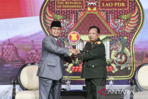 Penyerahaan keketuaan ADMM ke Laos