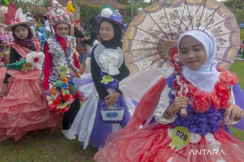 Adu kreativitas lewat lomba kostum daur ulang sampah