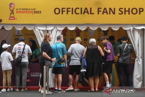 Suporter berburu suvenir Piala Dunia U-17 di Bandung