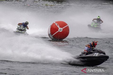Aksi pembalap dunia pada ajang Aquabike Endurance Dairi Cup