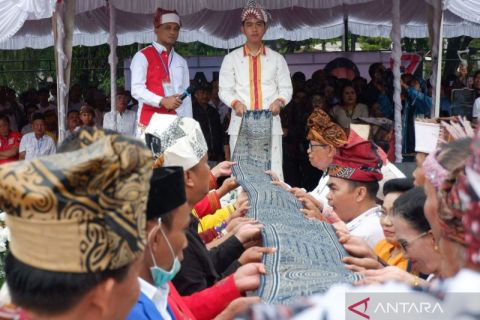 Pengukuhan Gibran sebagai warga suku Toraja