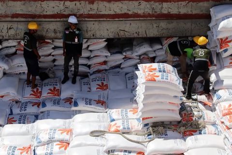 3,9 ribu ton beras impor dari Vietnam tiba di Kalimantan Barat