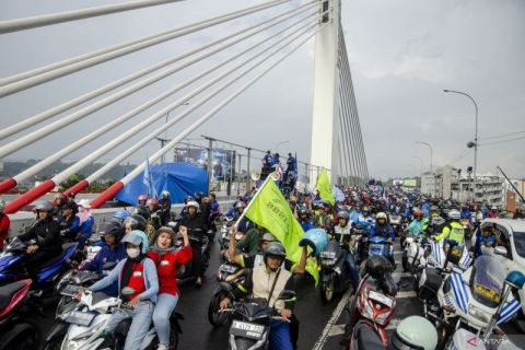 Aksi buruh tutup jalan raya di Bandung