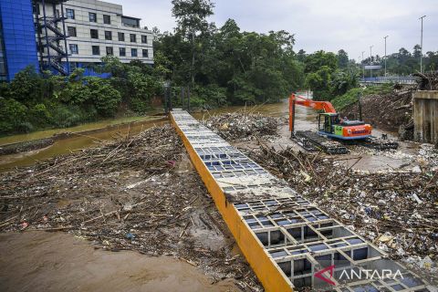 Penampakan saringan sampah segmen TB Simatupang di Jagakarsa