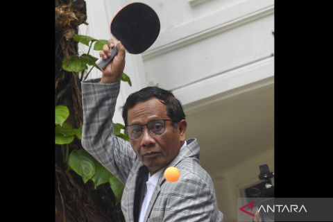 Aksi Mahfud MD main tenis meja saat bertemu Sahabat Muda Mahfud