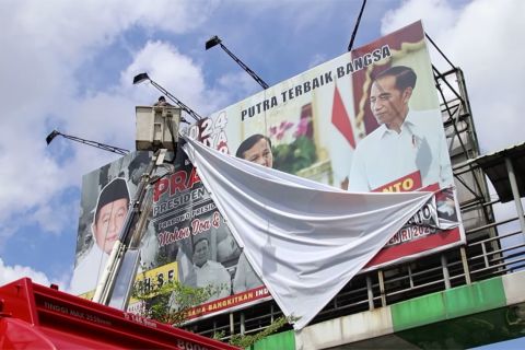 Bawaslu Pontianak tertibkan alat peraga kampanye yang melanggar aturan