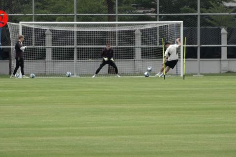 Jelang final, latihan timnas Jerman U-17 hanya diikuti dua pemain