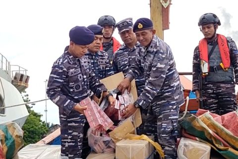 Lanal Lhokseumawe amankan 350 dus rokok tanpa pita cukai