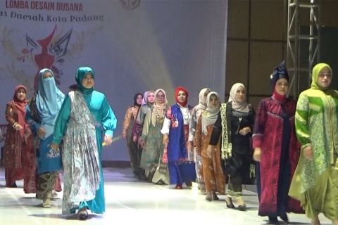 Menggali potensi industri kreatif melalui lomba desain busana