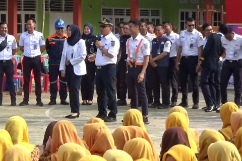 Millennials KAI edukasi siswa SMA keselamatan perkeretaapian di Padang