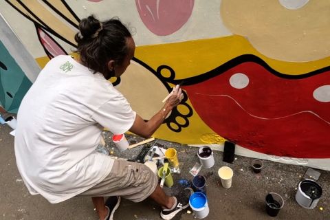 Momen seniman mural peringati hari pahlawan