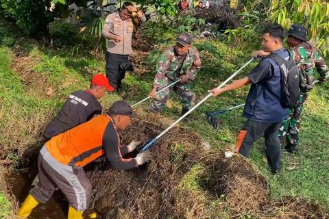 Palangka Raya mulai bersihkan drainase cegah banjir di musim hujan