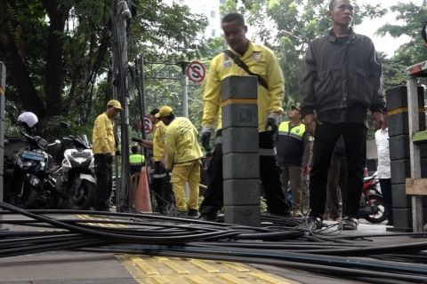 Pemkot Jaksel potong kabel berserakan demi keamanan pengguna jalan