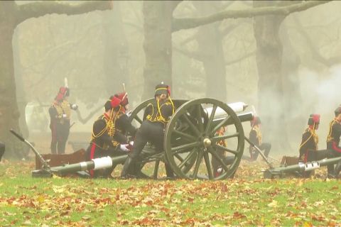 Raja Charles dapat tembakan penghormatan pada ulang tahun ke-75