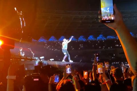 Saat Chris Martin "boleh dong pinjam 100" ke penonton