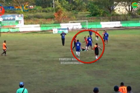 Bupati Halmahera Selatan wafat usai jatuh pingsan saat main bola