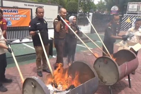 Kejari Ngawi musnahkan barang bukti 19 perkara sejak September