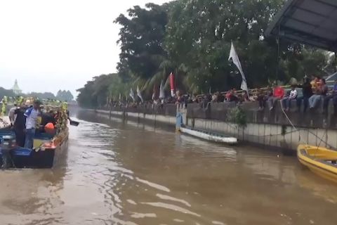 Pemkot Tangerang sebar 2 ton ikan lele & patin ke Sungai Cisadane