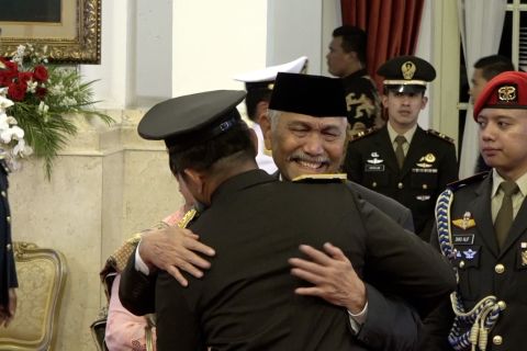Tangis haru Luhut peluk Maruli Simanjutak usai dilantik jadi KSAD