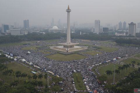 Aksi Munajat Kubro 212 di Monas