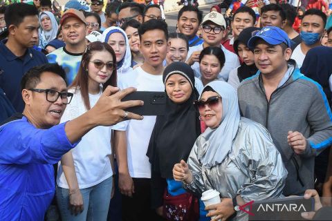 Cawapres Gibran sapa warga Jakarta saat CFD