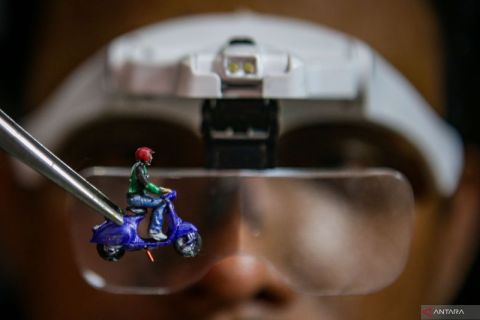 Perajin diorama di Jakarta