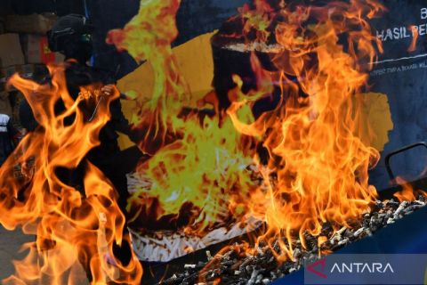 Jutaan batang rokok dan ratusan liter minuman beralkohol ilegal dimusnahkan