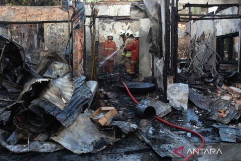 Kebakaran pertokoan di Surabaya