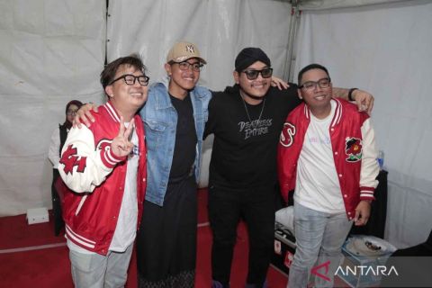 Ketum PSI Kaesang hadiri konser goyang santuy di Surabaya