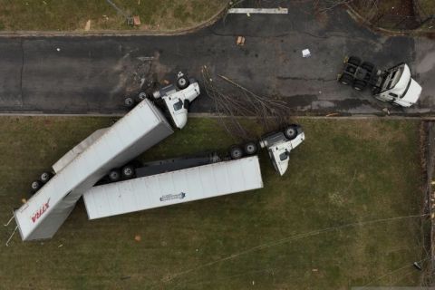 Dampak amukan tornado di Tennessee AS